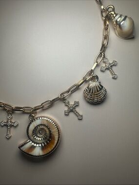 Charm Necklace with Shells and Crosses in Gold and Cream